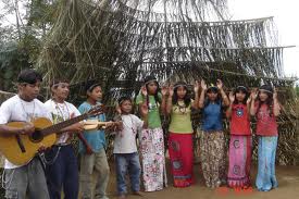 meninos e menins guaranis cantando e tocando